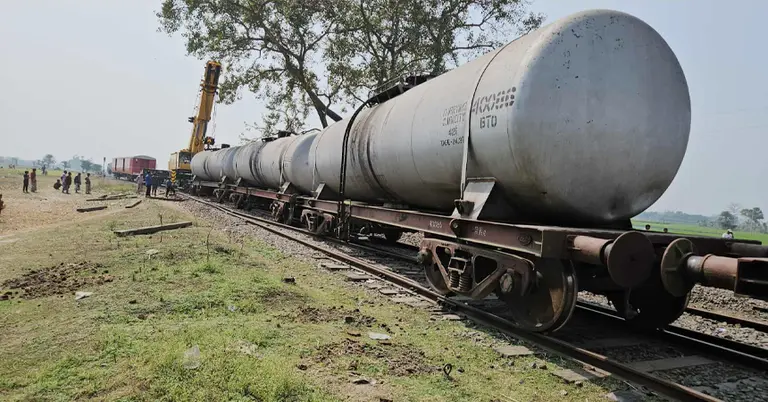 লাইনচ্যুত ট্রেন